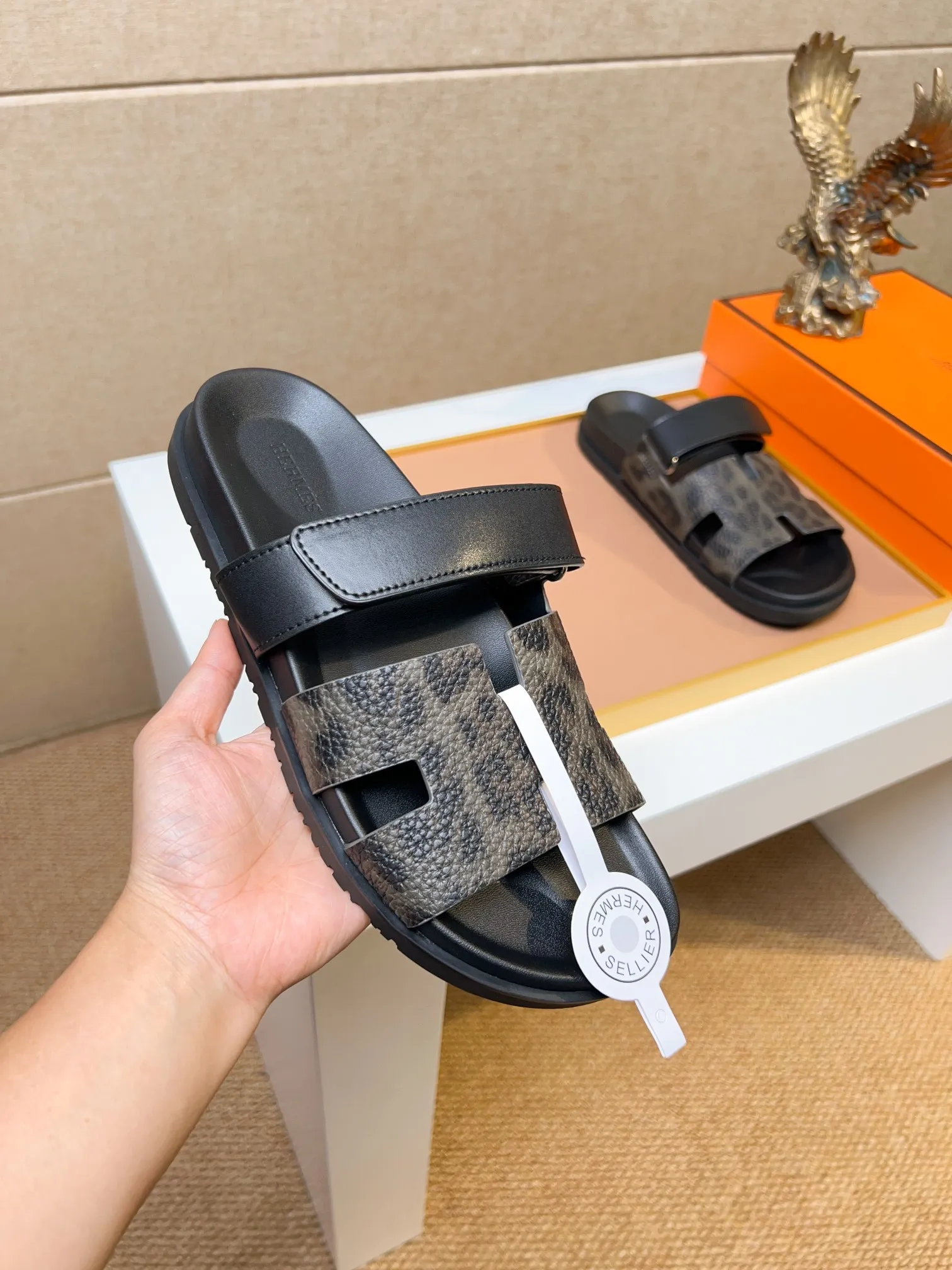 Men's clothing and shoes 💰340 💅💅💅 new arrival. Hermes Hermes official website latest counter synchronized new oran color leather H slippers, the original Paris version flew back to the original model and opened the mold to make it perfectly🍌The highest quality Sincerity, you can enter and leave the counter at will [Deyi] The upper is made of original customized  colored palm prints, crocodile print, ostrich print, colored cow leather, colored cow suede, 🤔 horse hair, 🥳 colored diamonds, 🥰 3D printing, and other genuine leather slippers, imported cow pattern foot pad lining, Italian  latest original genuine leather combination outsole Code number: 38-48 (customized at 46.47.48) Can be made into picture combination sole with genuine leather pattern and ordinary molded outsole